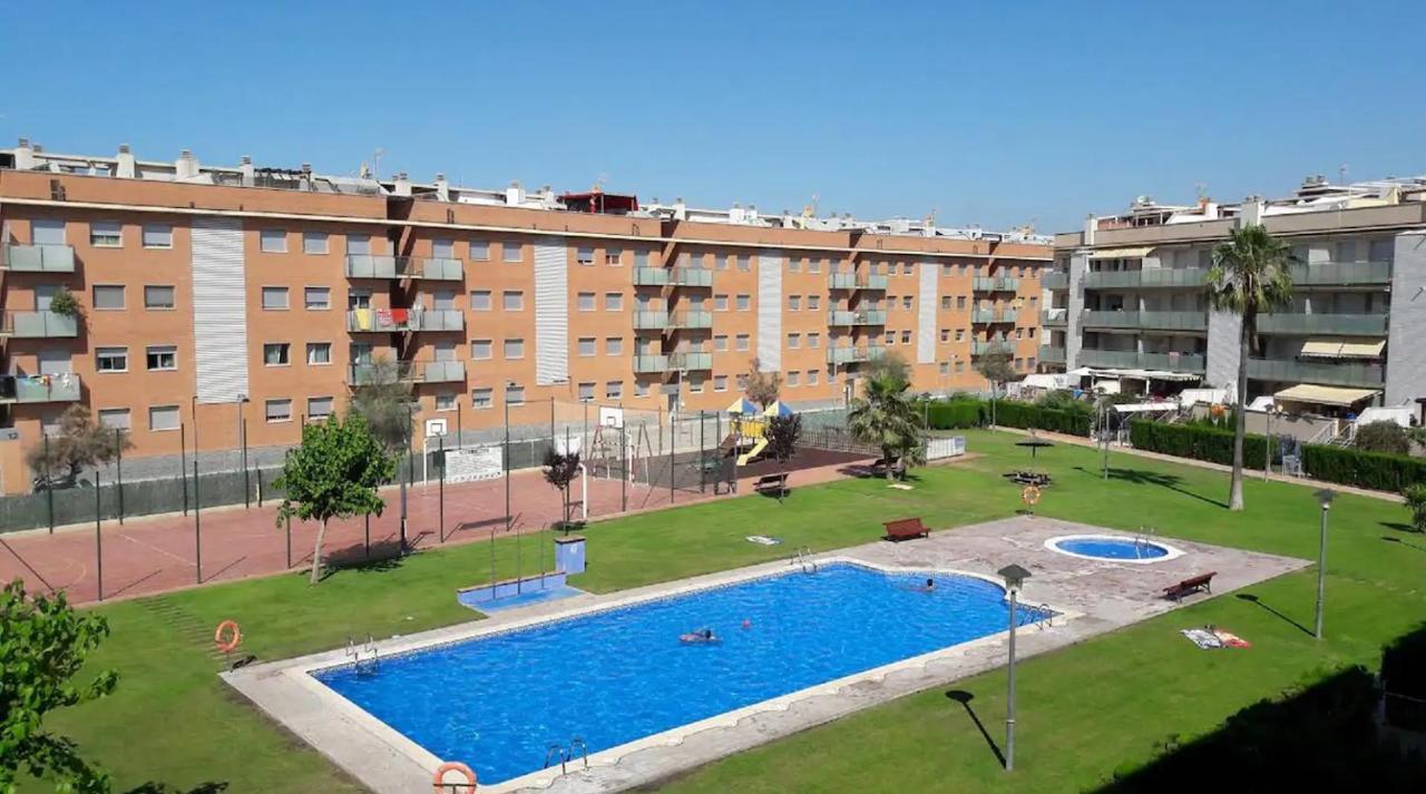 Riu - Apartamento En Primera Linea De Mar Con Piscina Cubelles Bagian luar foto